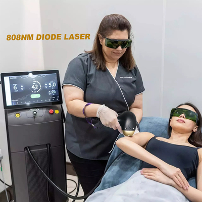 ISO 808nm Diode Laser Hair Removal Machine 500watt High Power Fiber Dipasang Laser Diode